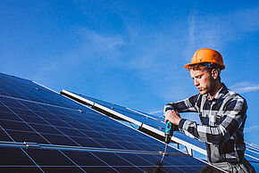 Man worker in the firld by the solar panels - Agrandir l'image (fenêtre modale)