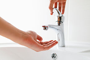 Hand,Under,Faucet,Without,Water - Agrandir l'image (fenêtre modale)